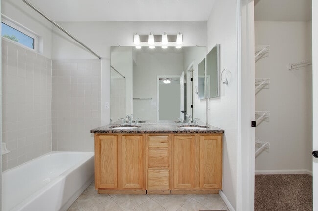 Building Photo - 10373 Ravenswood Way