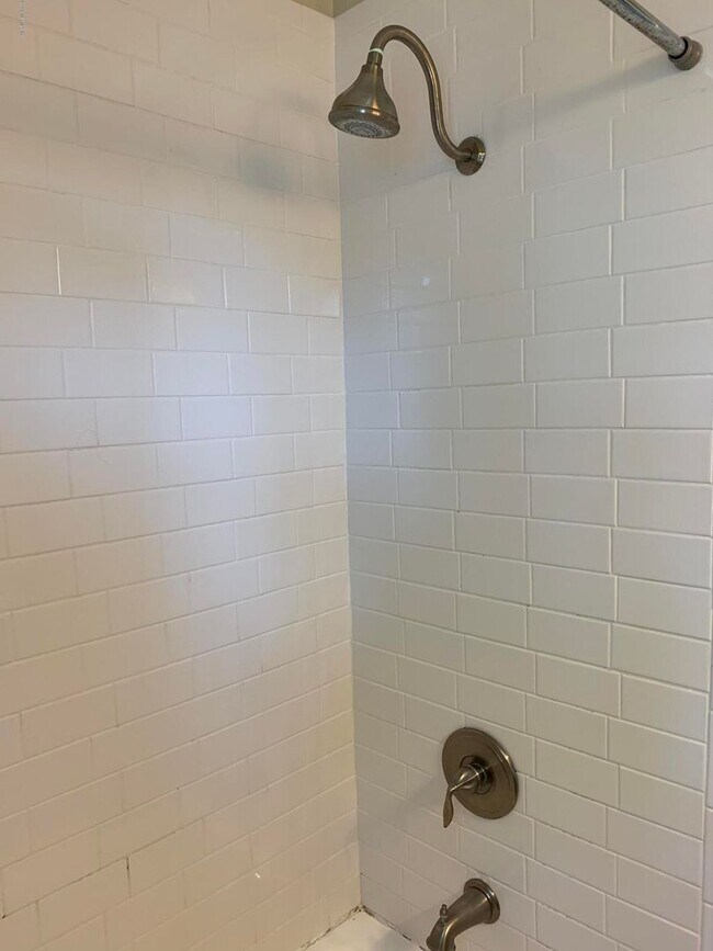 Building Photo - Charming 2/1 in the heart of St. Nicholas