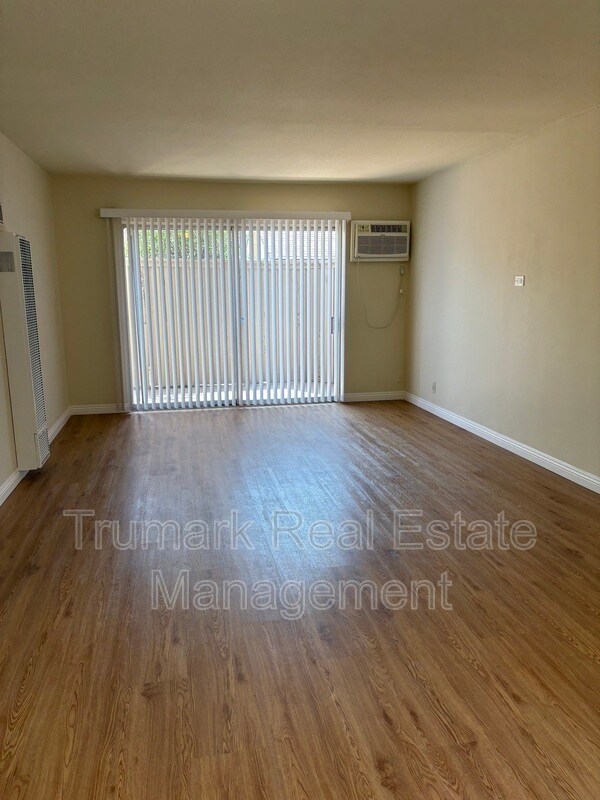 Building Photo - 1204 E Lexington Dr
