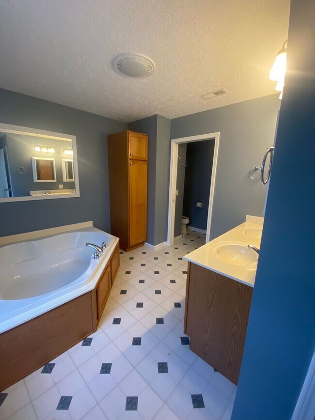 Building Photo - 3 bedroom 2.5 bath house in Cherokee