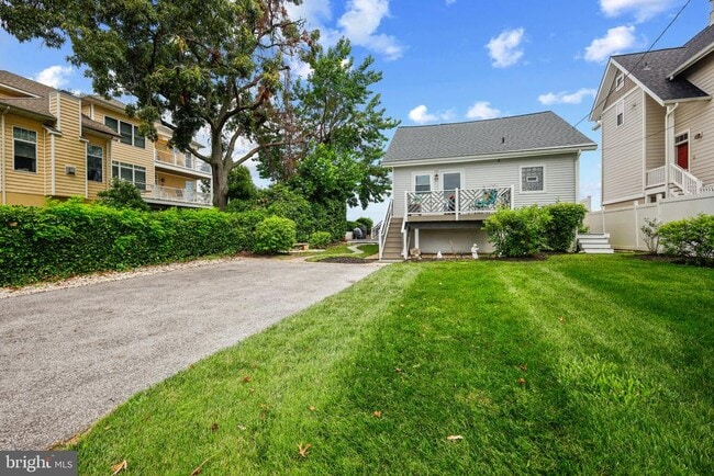 Building Photo - 2130 Lake Dr