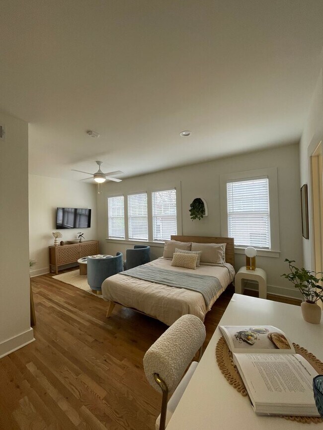 Interior Photo - 449 E. Ponce
