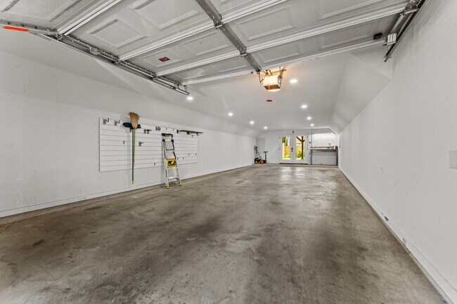 Building Photo - 836 E 24th St