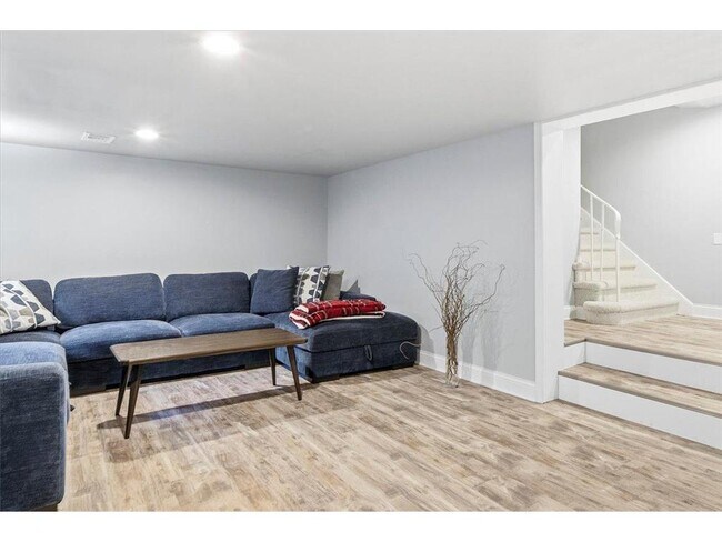 Building Photo - 3916 W 28th St