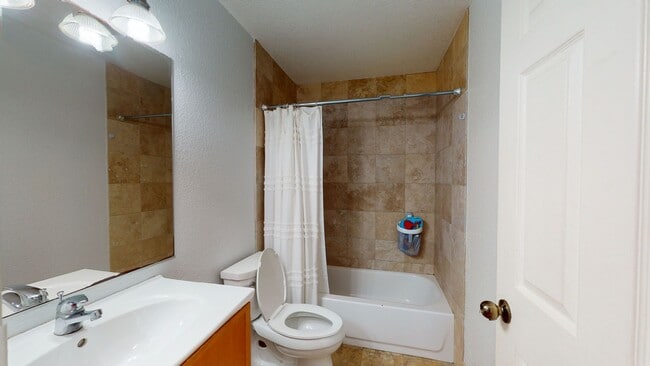 Building Photo - Bright 3 Bed 2 Bath Furnished Condo Available for Long Term Lease