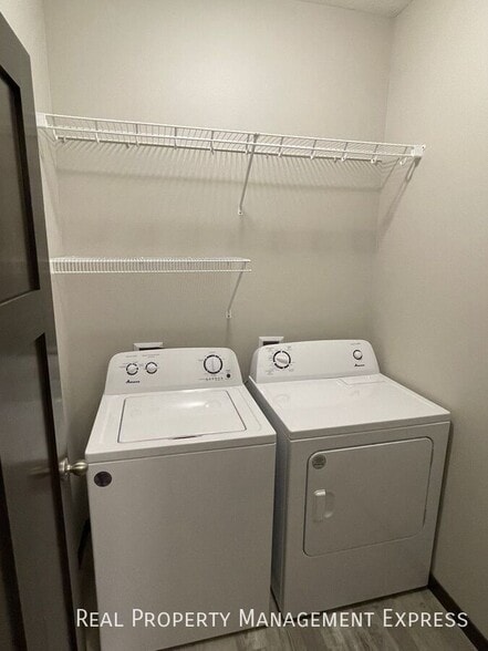 Building Photo - 3 Bed 2.5 Bath Townhome w/ Two-Stall Garage in Western SF