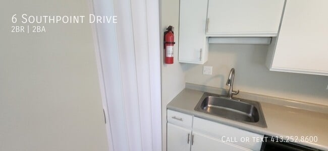 Building Photo - 6 Southpoint Dr