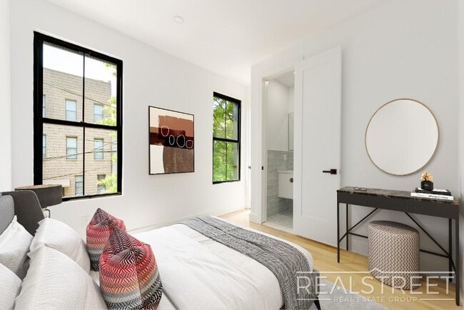 Building Photo - Brand new 4 Bed 3 Bath in Williamsburg
