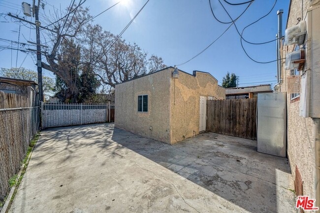 Building Photo - 642 W 109th Pl