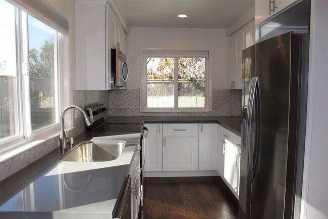 Building Photo - West Del Mar Coastal Townhome | Ocean Views | Walk to the Beach