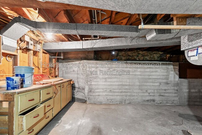 Building Photo - 1619 N Oak St