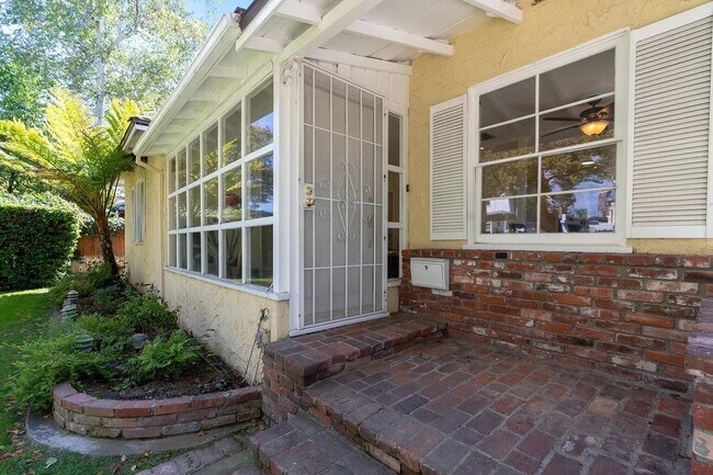 Large Front porch - 14024 Peach Grove St