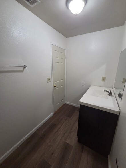 Building Photo - 512 S Dearing Ave