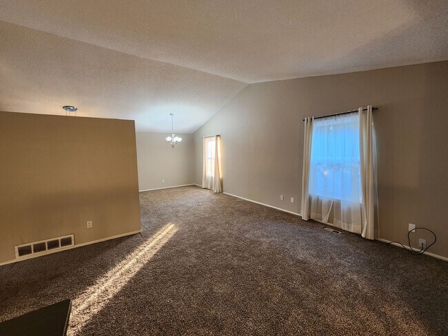 Building Photo - !! NEW PRICE DROP!!  Huge 3 Bed 2 Bath Hom...