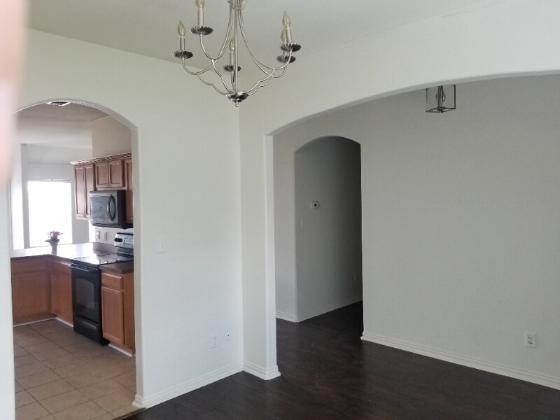 Building Photo - 515 Creekside Dr
