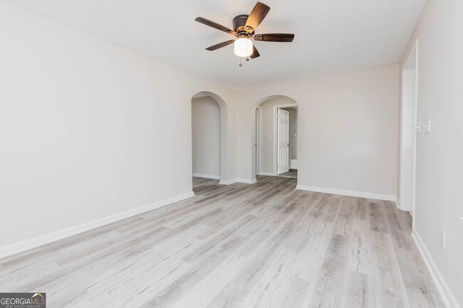 Building Photo - 3584 Log Cabin Dr