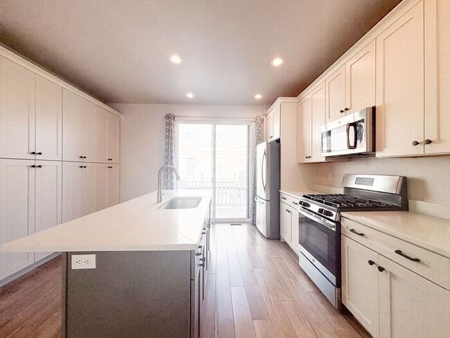 Building Photo - Stunning and Spacious 3BR 3BA Townhouse w/ Quartz Kitchen + Garage Parking + Modern Finishes in E...