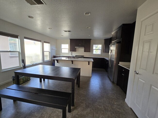 Building Photo - Stunning 3BR 3.5 BATHROOM House in Hayward