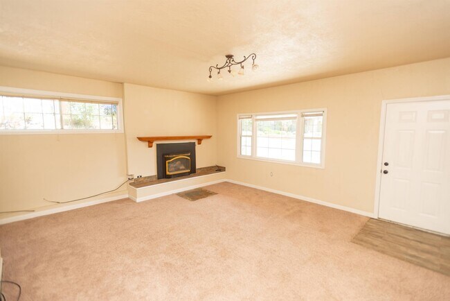 Building Photo - 307 N 3rd St