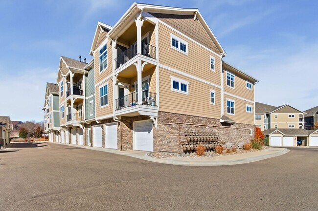 Building Photo - Bright and Modern Condo in Ideal Location ...