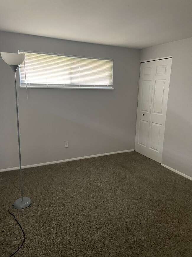 Building Photo - Updated 3 bed/2 bath in Huber Heights