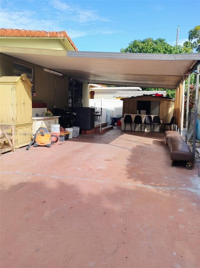 Building Photo - 525 SW 56th Ave