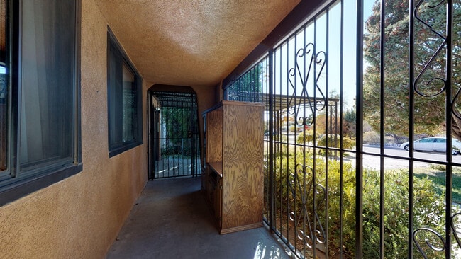 Building Photo - UPTOWN 3/BD 2/BA 1/CP WORKSHOP