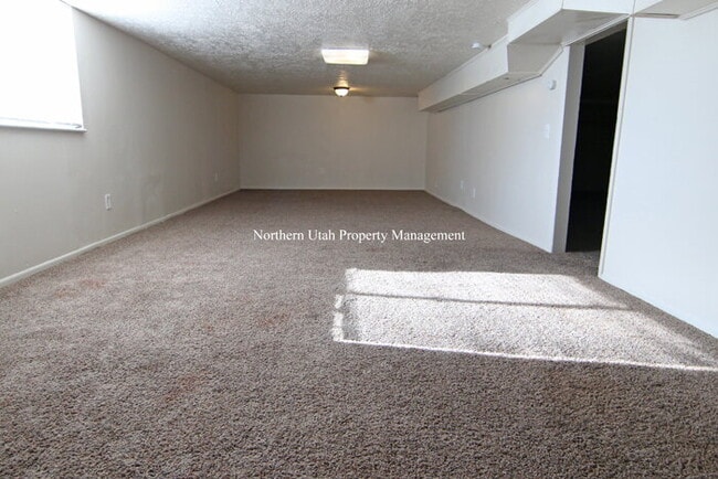 Building Photo - 3 Bed 1 Bath Duplex