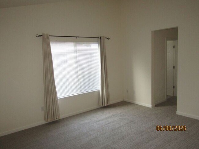 Building Photo - Great 3 bed 2.5 bath single family home in Windsor! Brand New Flooring and Paint!
