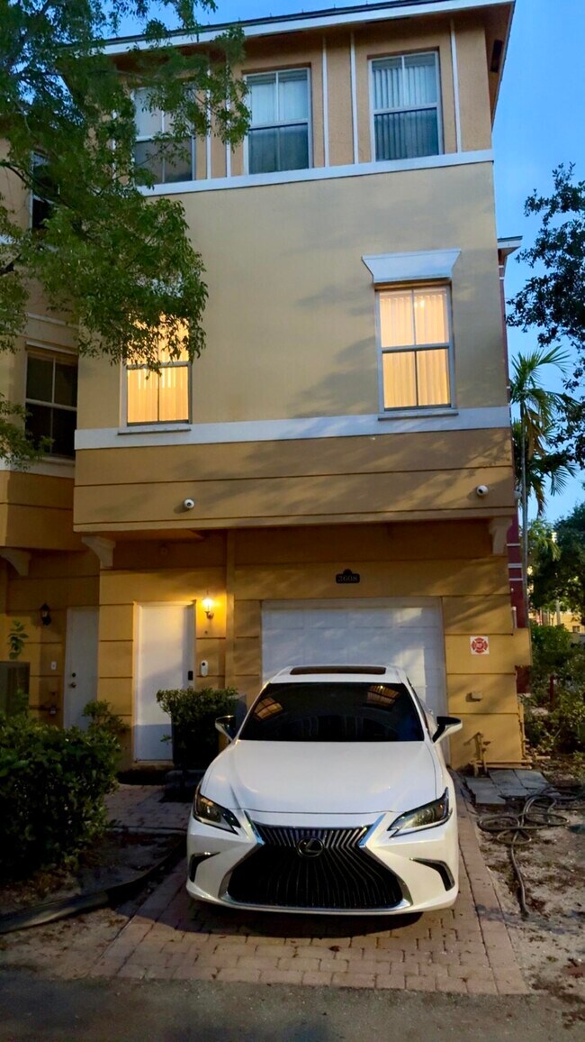 Building Photo - 3608 Shoma Dr
