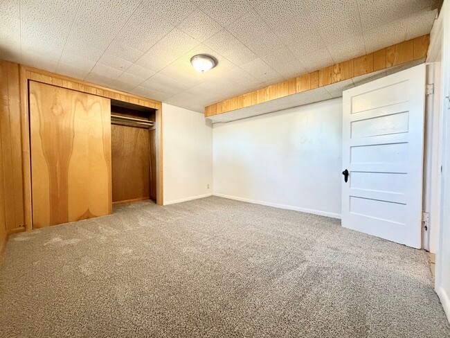 Building Photo - Inviting Holladay Home with Large Yard, Carport & Extra Parking