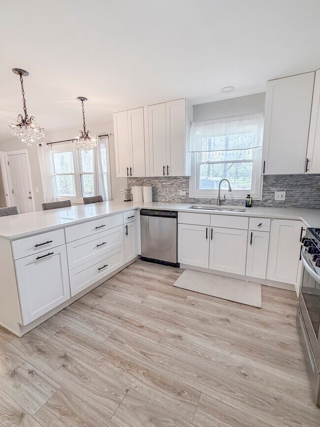 Building Photo - 9027 Skyline Dr