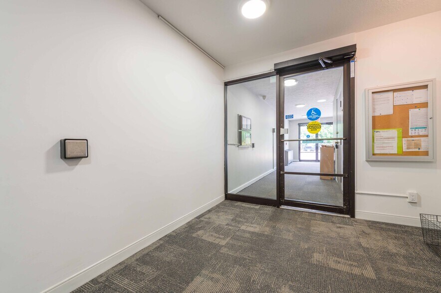 Building Entrance - 20333 Detroit Rd