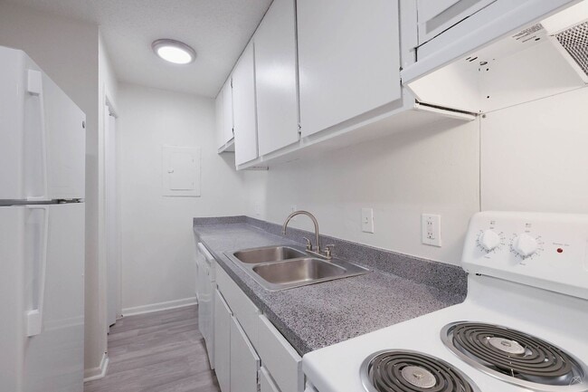 Building Photo - NEW 1x1!  Fantastic Emory area location - ...