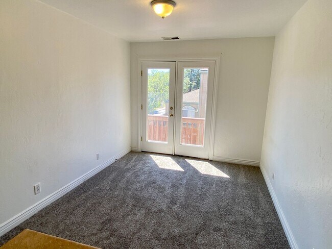 Building Photo - 1402 E Scarlet Dr
