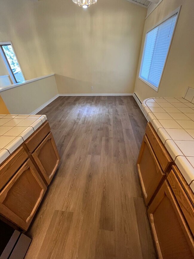 Building Photo - Available Now! 4 bedroom, 2.5 bath unit