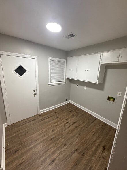 Laundry Room - 1131 N Watkins St