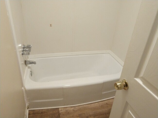 Building Photo - Cute 2 Bedroom Ranch!! Great deck and yard!