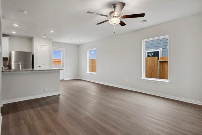 Building Photo - 15871 Berry Hl Dr
