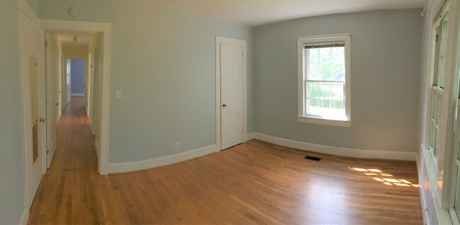 Building Photo - Sweet 4 bedroom HOUSE just south of UNC Ca...