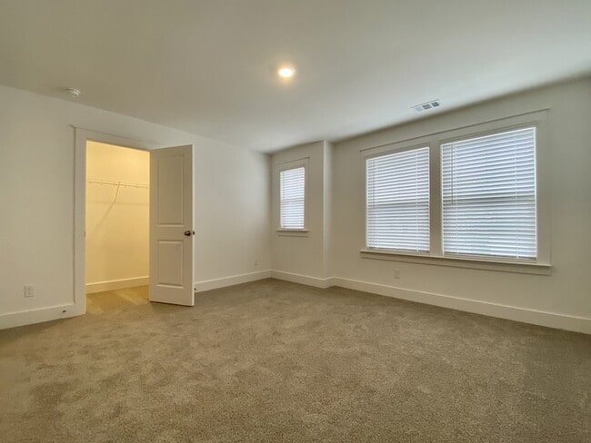 Building Photo - 647 Conifer Dr