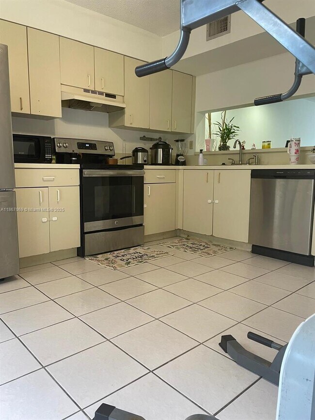 Building Photo - 8270 SW 149th Ct