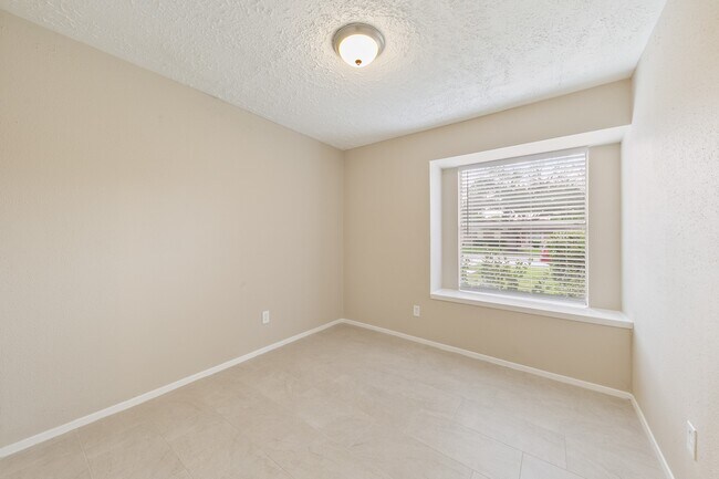 Building Photo - 1911 Highcrest Dr