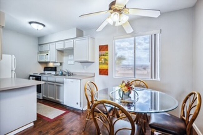 Building Photo - Furnished, Short term or long term Condo with community Pool