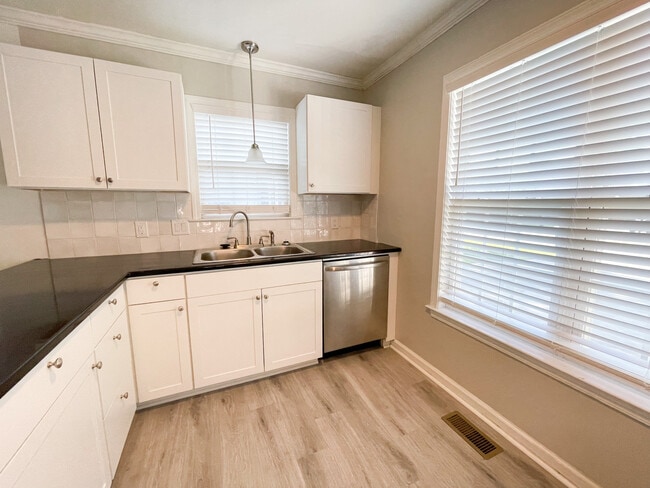 Building Photo - 405 Cami Forest Ln