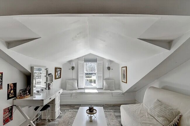 Building Photo - 561 Russell Rd