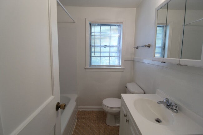 Building Photo - 2 Bedroom 1 Bath Duplex In The Waldo Area