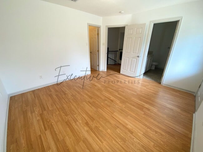 Building Photo - Updated 2-Bed Townhouse Steps from McNeese...