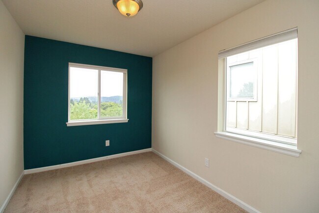 Building Photo - 3 Bedroom Luxury Townhouse in Beautiful Happy Valley