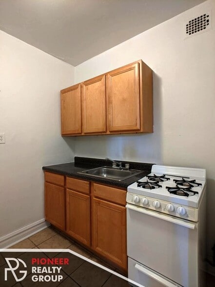 Building Photo - 4829 N Damen Ave